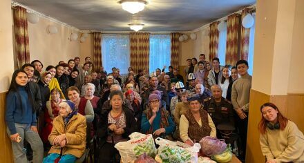 Будущие педиатры подарили радость постояльцам дома престарелых